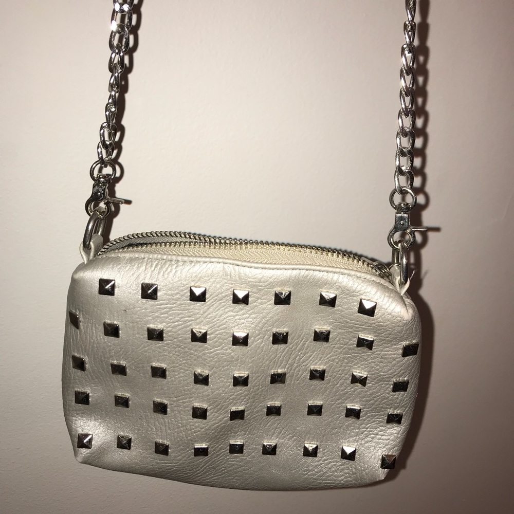 SILVER SHINY ZIPPER BAG-over the shoulder